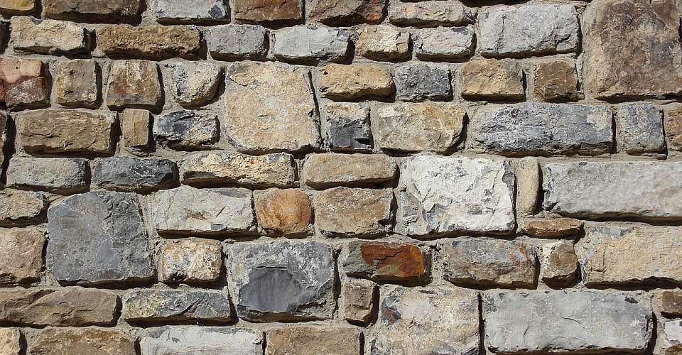 Acest zid este alcătuit din pietre de construcție de diferite dimensiuni și culori, dar care se îmbină bine între ele. În mod similar, creștinii construiesc biserica cu diversele lor daruri. Nicio piatră nu este mai importantă decât alta.